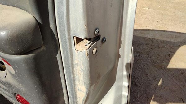 2002-2005 Pontiac Bonneville Passenger Right Front Door Latch With Rods/Cables — photo 4