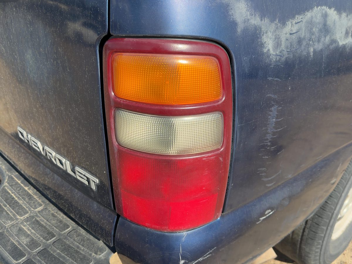 2000-2003 Chevy Suburban Passenger Right Tail Light Brake Lamp Oem Rear 19168991