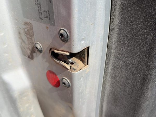 2005-2010 Chevy Cobalt Driver Left Front Door Latch With Rods/Cables Oem — photo 2