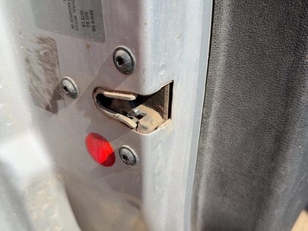 2005-2010 Chevy Cobalt Driver Left Front Door Latch With Rods/Cables Oem — photo 3