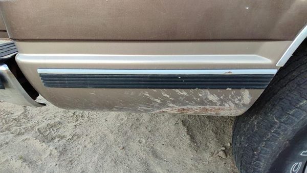 1994 Chevy Suburban Passenger Right Rear Moulding On Quarter Panel Oem — photo 1