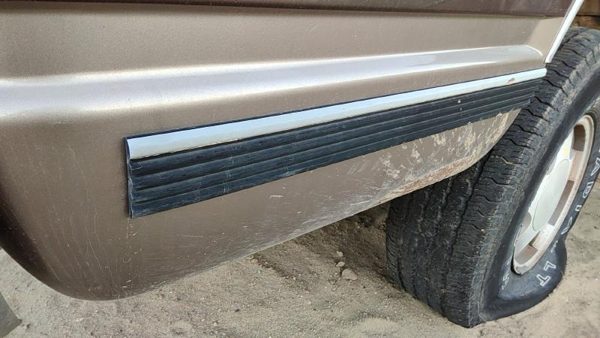 1994 Chevy Suburban Passenger Right Rear Moulding On Quarter Panel Oem — photo 4
