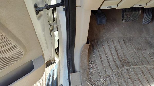 2005-2010 Lincoln Navigator Driver Left Lower Kick Trim Panel Oem Tan — photo 2