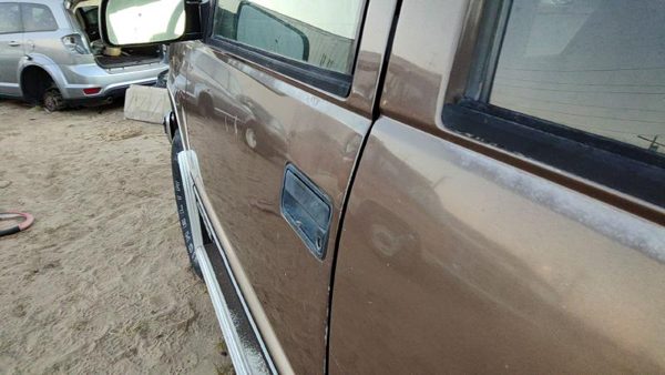 1994 Suburban 1500 Front Door LH Brown — photo 4