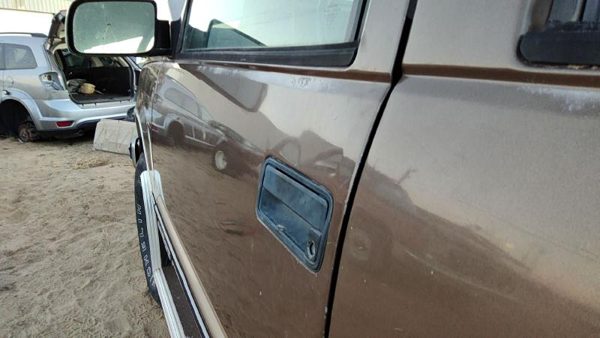 1994 Suburban 1500 Front Door LH Brown — photo 5