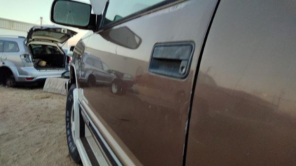 1994 Suburban 1500 Front Door LH Brown — photo 6