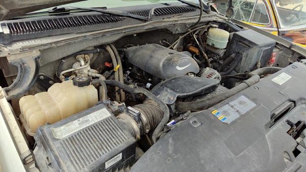 2002 Chevy Silverado 2500 Vehicle Unit Complt. Tan 52D Pewter 11U 6.0L At 4x4 — photo 2