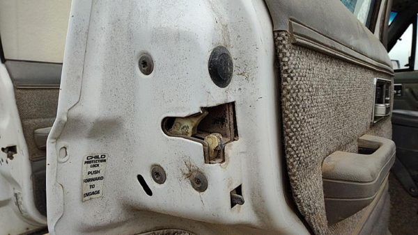 1992 Jeep Cherokee Driver Left Rear Door Latch With Rods/Cables Oem Back — photo 1