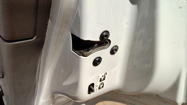 2002-2009 Gmc Envoy Passenger Right Rear Door Latch With Rods/Cables Oem Back — photo 1