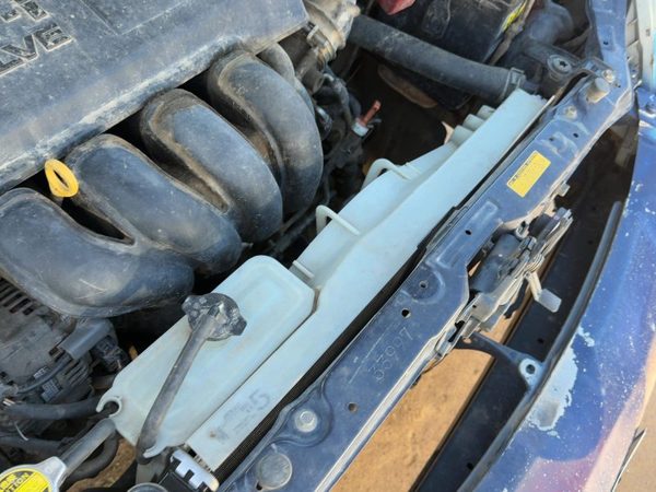 2005 Toyota Matrix Coolant Recovery Bottle 1.8L — photo 2