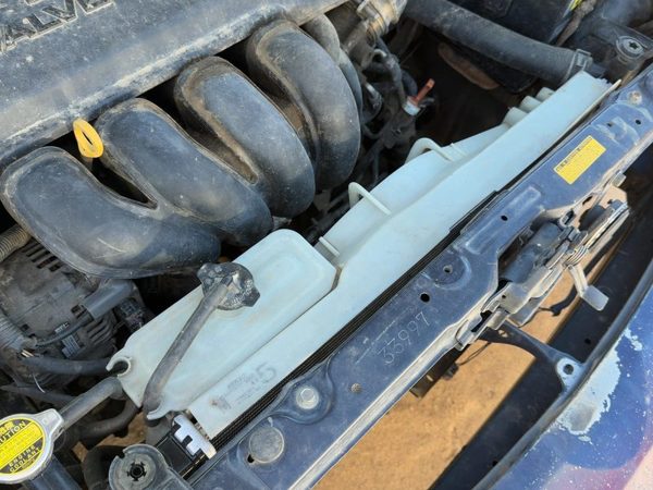 2005 Toyota Matrix Coolant Recovery Bottle 1.8L — photo 3