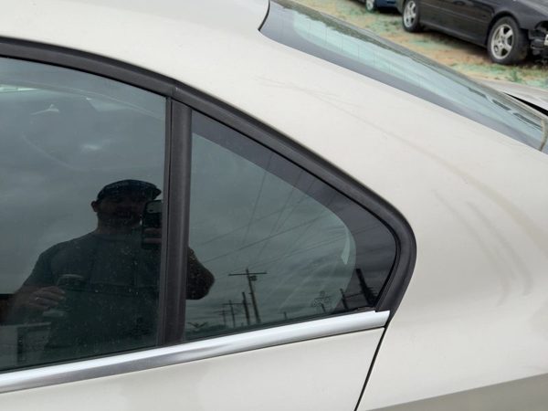 2011-2018 Vw Jetta Driver Left Rear Vent Window Back Door Glass With Frame Oem — photo 1