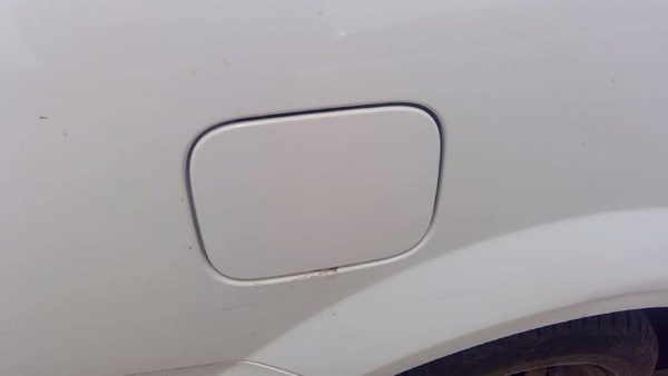 2005-2008 Suzuki Forenza Fuel Door Lid Gas Flap Oem White 6485085Z02 — photo 1