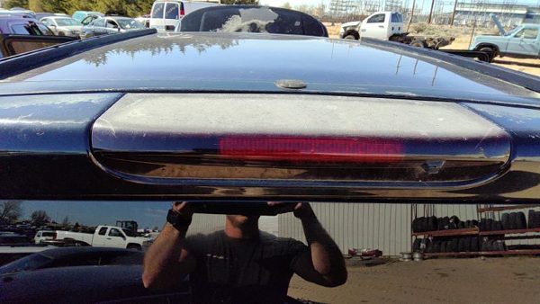 2006 Land Rover LR3 3rd Brake Light Avoidance Lamp Cracked — photo 3