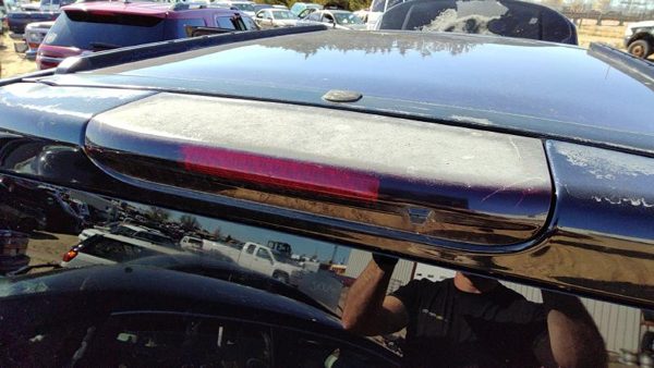 2006 Land Rover LR3 3rd Brake Light Avoidance Lamp Cracked — photo 1