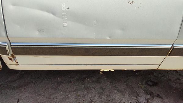 1981-1993 Dodge D350 Passenger Right Front Moulding From Door Oem Trim Strip — photo 1
