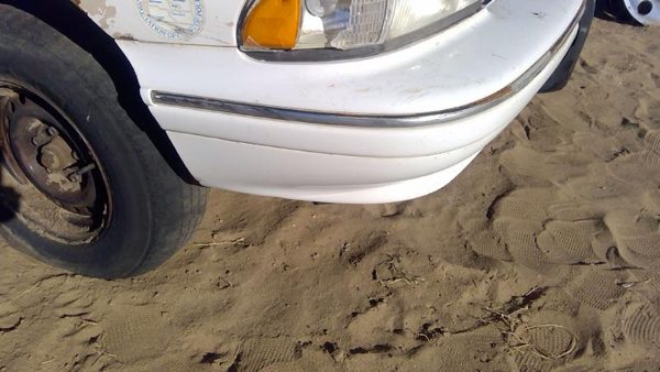 1991-1996 Chevy Caprice Front Bumper Cover Assembly Oem White — photo 3