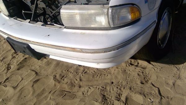 1991-1996 Chevy Caprice Front Bumper Cover Assembly Oem White — photo 6