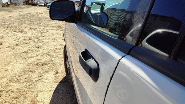 2005 Ford Explorer Front Door LH 4DR Yz Oxford White — photo 4