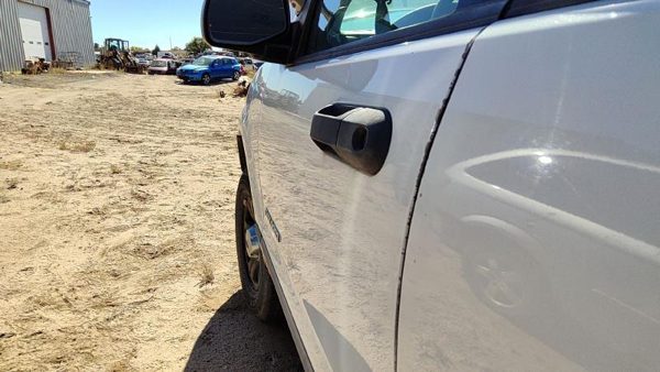 2005 Ford Explorer Front Door LH 4DR Yz Oxford White — photo 5