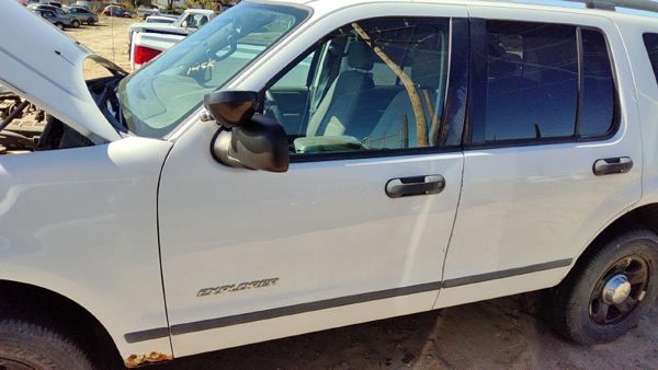 2005 Ford Explorer Front Door LH 4DR Yz Oxford White — photo 1