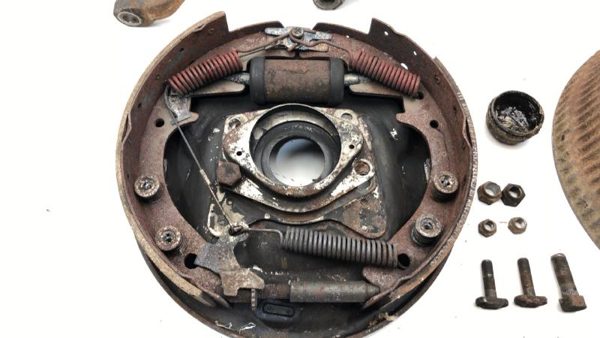 64-66 Thunderbird Coupe Passenger Front Spindle Steering Knuckle With Wheel Hub — photo 2