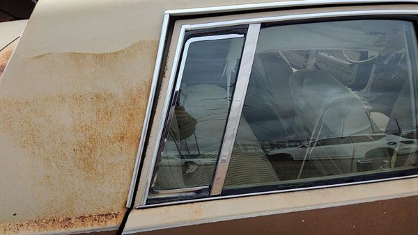 81-83 Malibu Passenger Right Rear Vent Window Back Door Glass With Frame 4 Door — photo 3