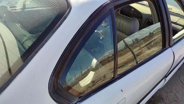 92-99 Bonneville Passenger Right Rear Vent Window Back Door Glass With Frame — photo 2