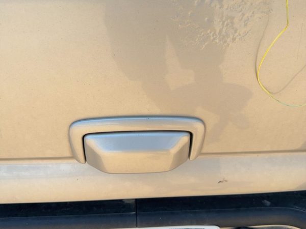 2000-2006 Chevy Suburban 1500 Rear Lift Gate Hatch Handle Assembly OEM — photo 3
