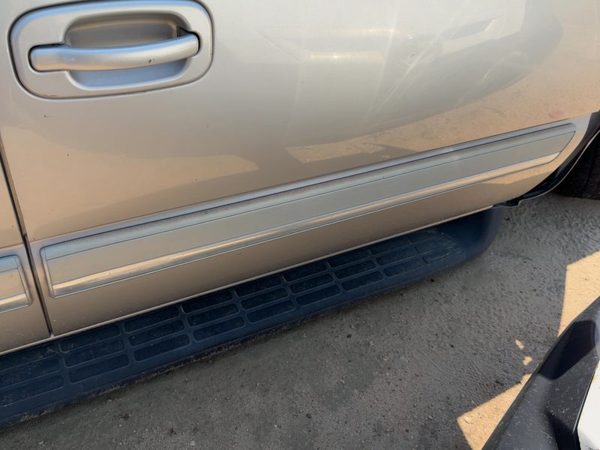 00-06 Suburban 1500 Passenger Right Front Moulding From Door Trim Strip Silver B — photo 1