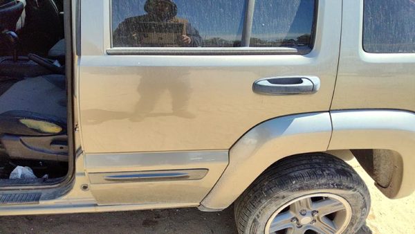 2004 Jeep Liberty Rear Door LH Khaki Pjc — photo 2