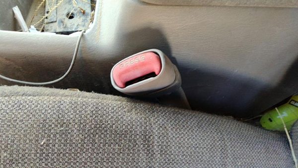 2000-2004 Jeep Grand Cherokee Driver Left Front Seat Belt Buckle Receiver Gray — photo 1