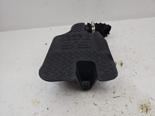 2004 Chevy Silverado 2500 Air Intake Tube Resonator Box 6.6L Duramax Diesel — photo 5