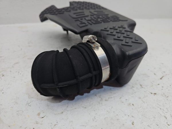 2004 Chevy Silverado 2500 Air Intake Tube Resonator Box 6.6L Duramax Diesel — photo 4