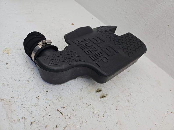 2004 Chevy Silverado 2500 Air Intake Tube Resonator Box 6.6L Duramax Diesel — photo 3
