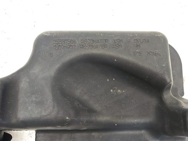 2004 Chevy Silverado 2500 Air Intake Tube Resonator Box 6.6L Duramax Diesel — photo 9