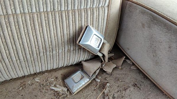 1981 Chevy Malibu Passenger Right Front Seat Belt Buckle Receiver Oem Tan 4 Door — photo 2