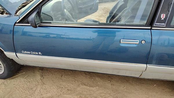 1989 Olds Calais Front Door LH Blue — photo 4
