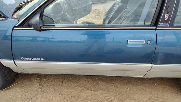 1989 Olds Calais Front Door LH Blue — photo 3