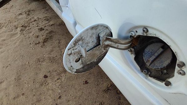 88-98 Chevy Silverado 1500 Fuel Tank Door With Hinge Gas Lid Oem Filler White — photo 4