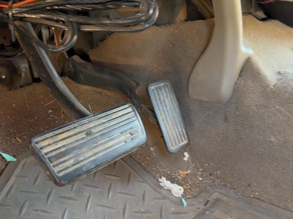 2005 Chevy Silverado 2500 Gas Pedal Assembly Oem Diesel 6.6L Duramax — photo 1