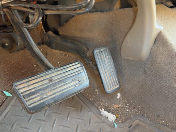 2005 Chevy Silverado 2500 Gas Pedal Assembly Oem Diesel 6.6L Duramax — photo 3