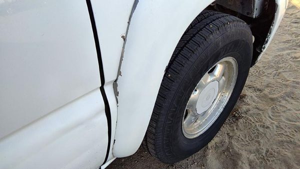 03-07 Suburban Passenger Right Front Wheel Flare Moulding Fender Summit White — photo 7