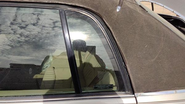 91-96 Park Ave Ultra Driver Left Rear Vent Window Back Door Glass With Frame — photo 2
