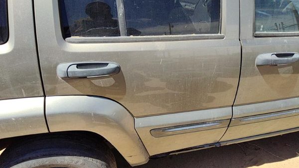 2004 Jeep Liberty Rear Door RH Khaki Pjc — photo 2