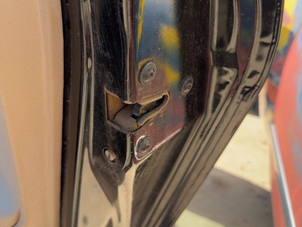 2006-2011 Chevy Impala Passenger Right Rear Door Latch With Rods/Cables Oem Back — photo 2