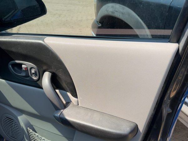 04-05 Vue Redline Passenger Right Front Door Trim Panel With Switches Gray 17D — photo 2