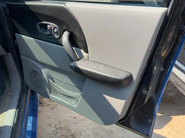 04-05 Vue Redline Passenger Right Front Door Trim Panel With Switches Gray 17D — photo 7