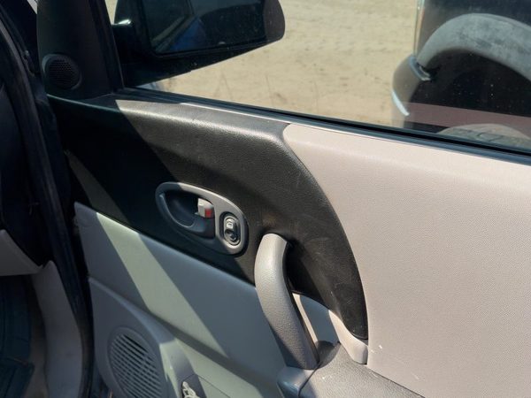 04-05 Vue Redline Passenger Right Front Door Trim Panel With Switches Gray 17D — photo 5