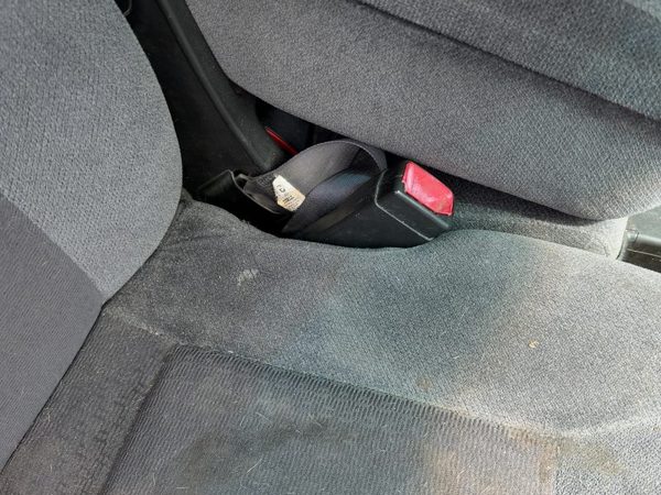 06-08 Impala Passenger Right Front Seat Belt Buckle Receiver Bucket Ebony 19C — photo 1